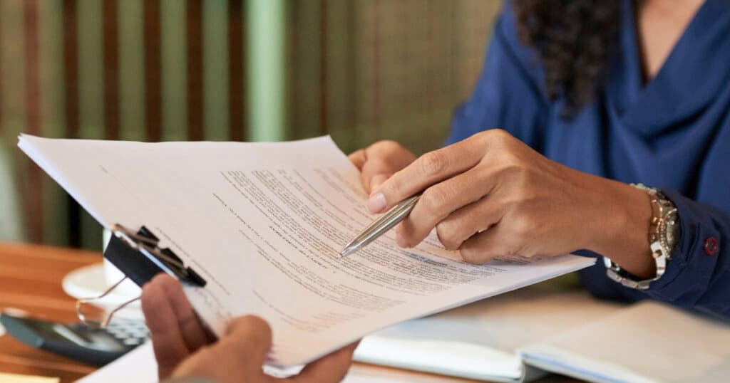 Como analisar contratos com Claude: passo a passo